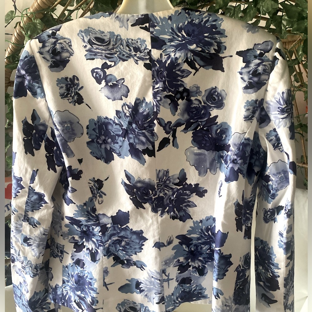 Tahari Blazer, floral print, size 2 Color Blue and white .